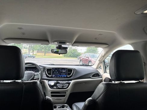 Used 2024 Chrysler Pacifica Touring-L FWD image 36