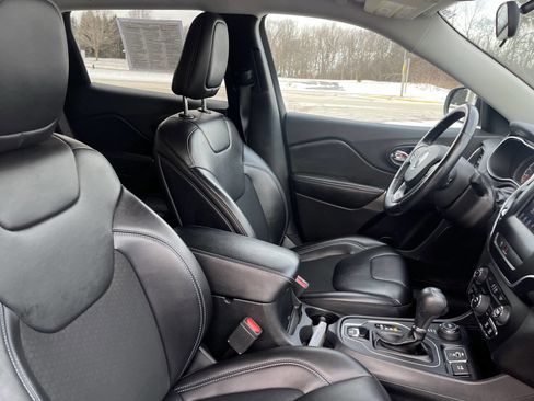 Used 2019 Jeep Cherokee Latitude Plus w/ Cold Weather Group image 39