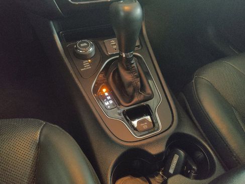 Used 2019 Jeep Cherokee Limited image 26