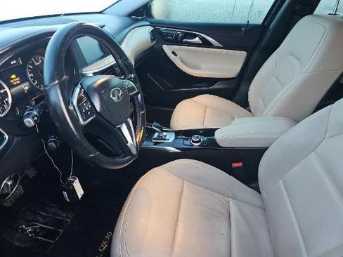 Used 2017 INFINITI QX30 Premium w/ Navigation Package FWD image 4