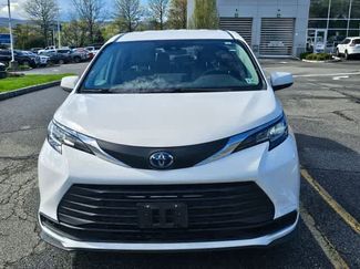 Used 2022 Toyota Sienna LE video 2