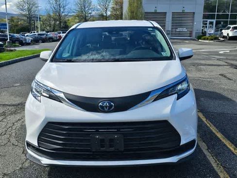 Used 2022 Toyota Sienna LE image 2