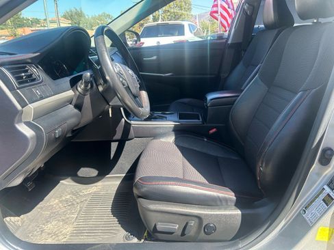 Used 2017 Toyota Camry SE image 6