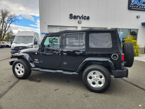 Used 2015 Jeep Wrangler Unlimited Sahara w/ Connectivity Group AWD/4WD image 10