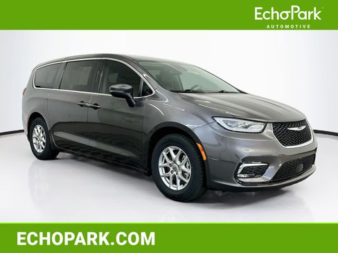 Used 2023 Chrysler Pacifica Touring-L FWD image 1