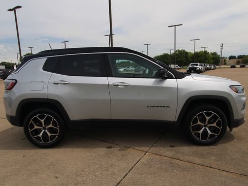 Used 2025 Jeep Compass Limited AWD/4WD image 4