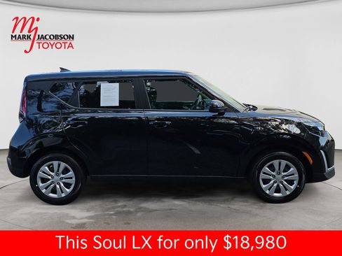 Used 2025 Kia Soul LX FWD image 7