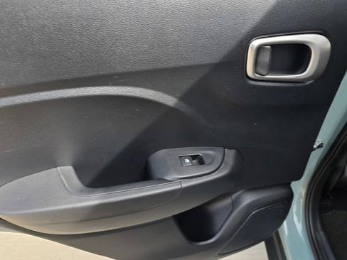 Used 2025 Hyundai Venue SEL FWD image 13