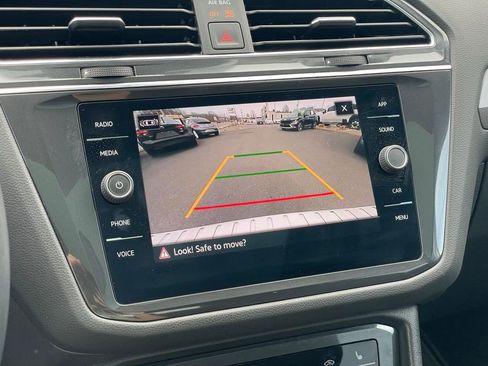 Used 2023 Volkswagen Tiguan SE w/ Panoramic Sunroof Package image 24