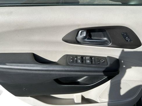 Used 2023 Chrysler Pacifica Touring-L FWD image 14