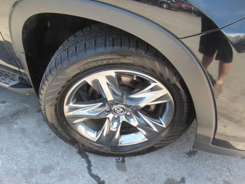 Used 2017 Toyota Highlander Limited AWD/4WD image 4