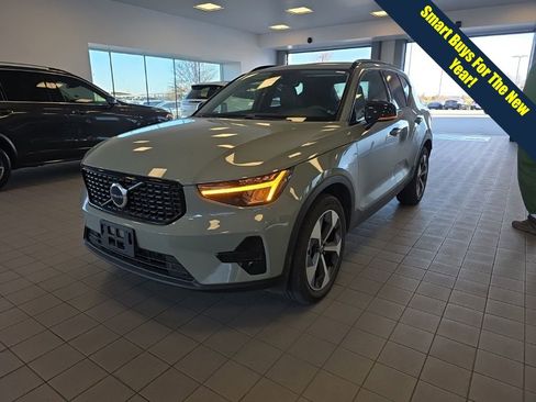 Used 2024 Volvo XC40 B5 Core image 1