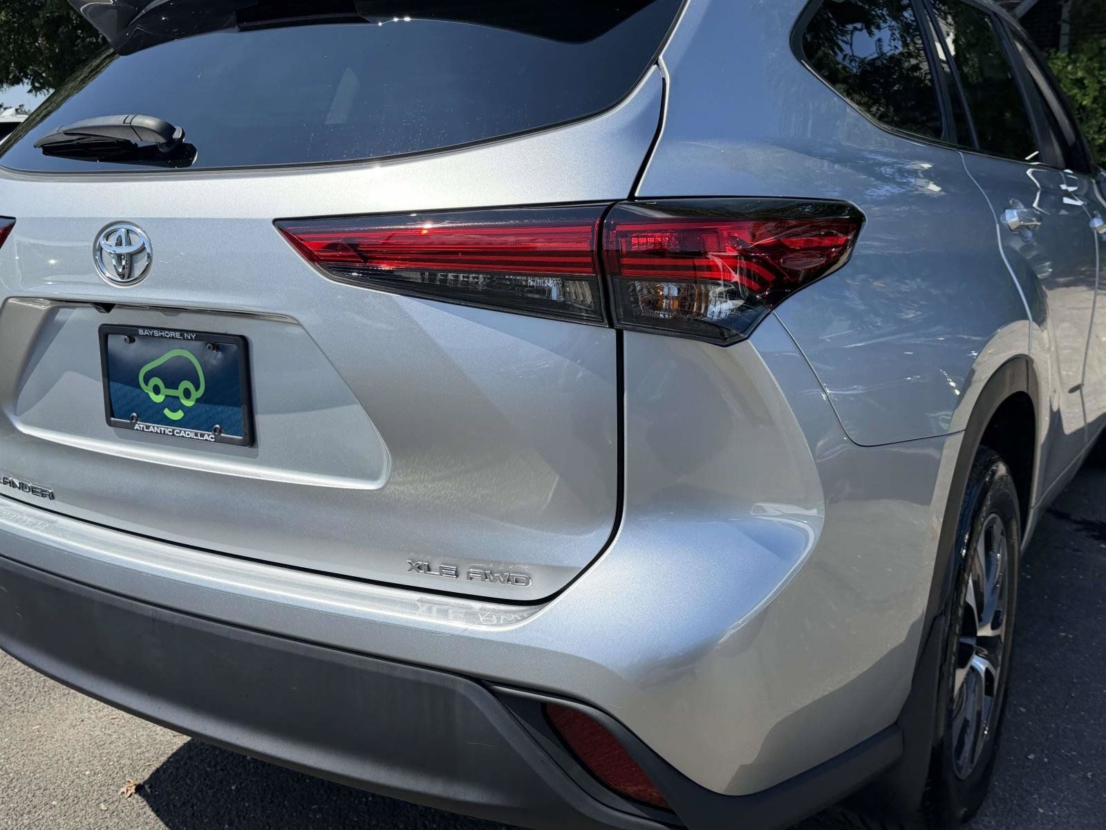 Used 2023 Toyota Highlander XLE AWD/4WD image 6