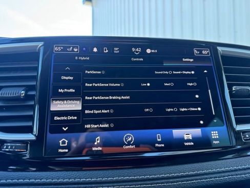 Used 2023 Chrysler Pacifica Touring-L image 23