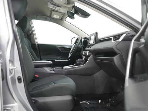 Used 2022 Toyota RAV4 LE AWD/4WD image 11