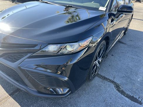 Used 2022 Toyota Camry SE image 5