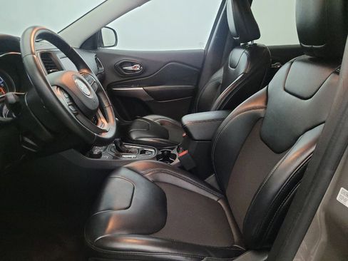 Used 2019 Jeep Cherokee Latitude Plus w/ Cold Weather Group image 17