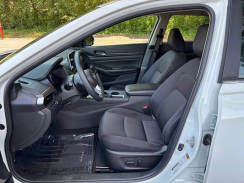 Used 2025 Nissan Altima 2.5 SV FWD image 27
