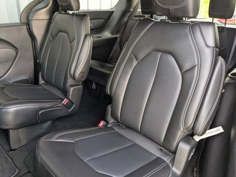Used 2025 Chrysler Pacifica Select FWD image 25