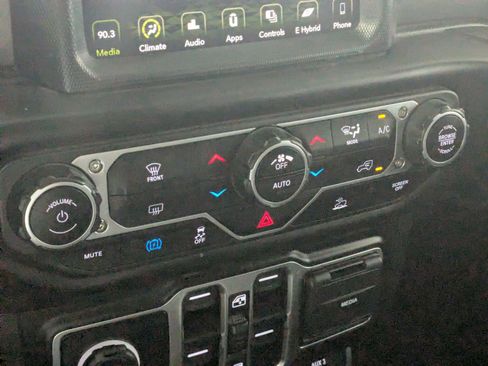 Used 2023 Jeep Wrangler Unlimited Rubicon 4xe AWD/4WD image 17