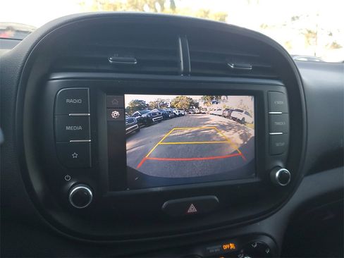 Used 2022 Kia Soul LX image 28