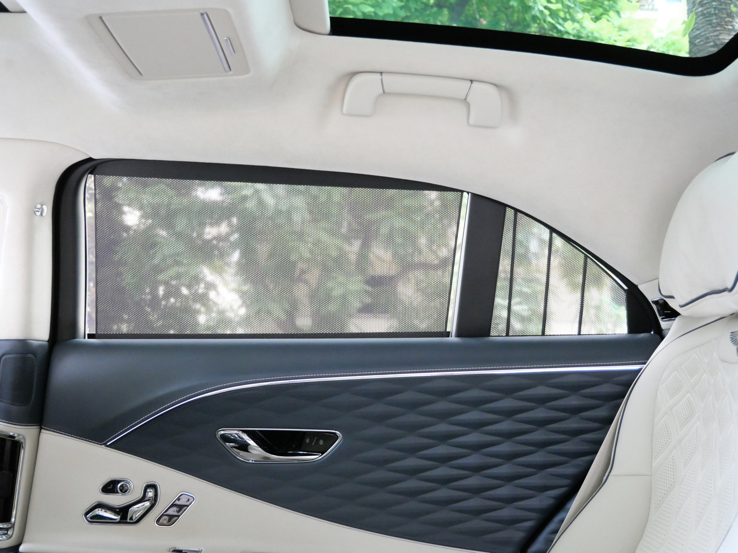 Used 2023 Bentley Flying Spur Azure AWD/4WD image 19