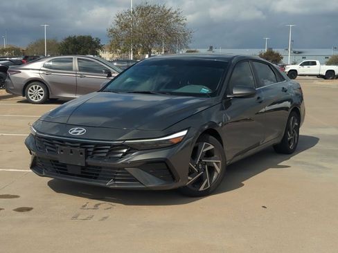 Used 2025 Hyundai Elantra SEL image 1