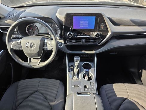 Used 2025 Toyota Highlander LE FWD image 18