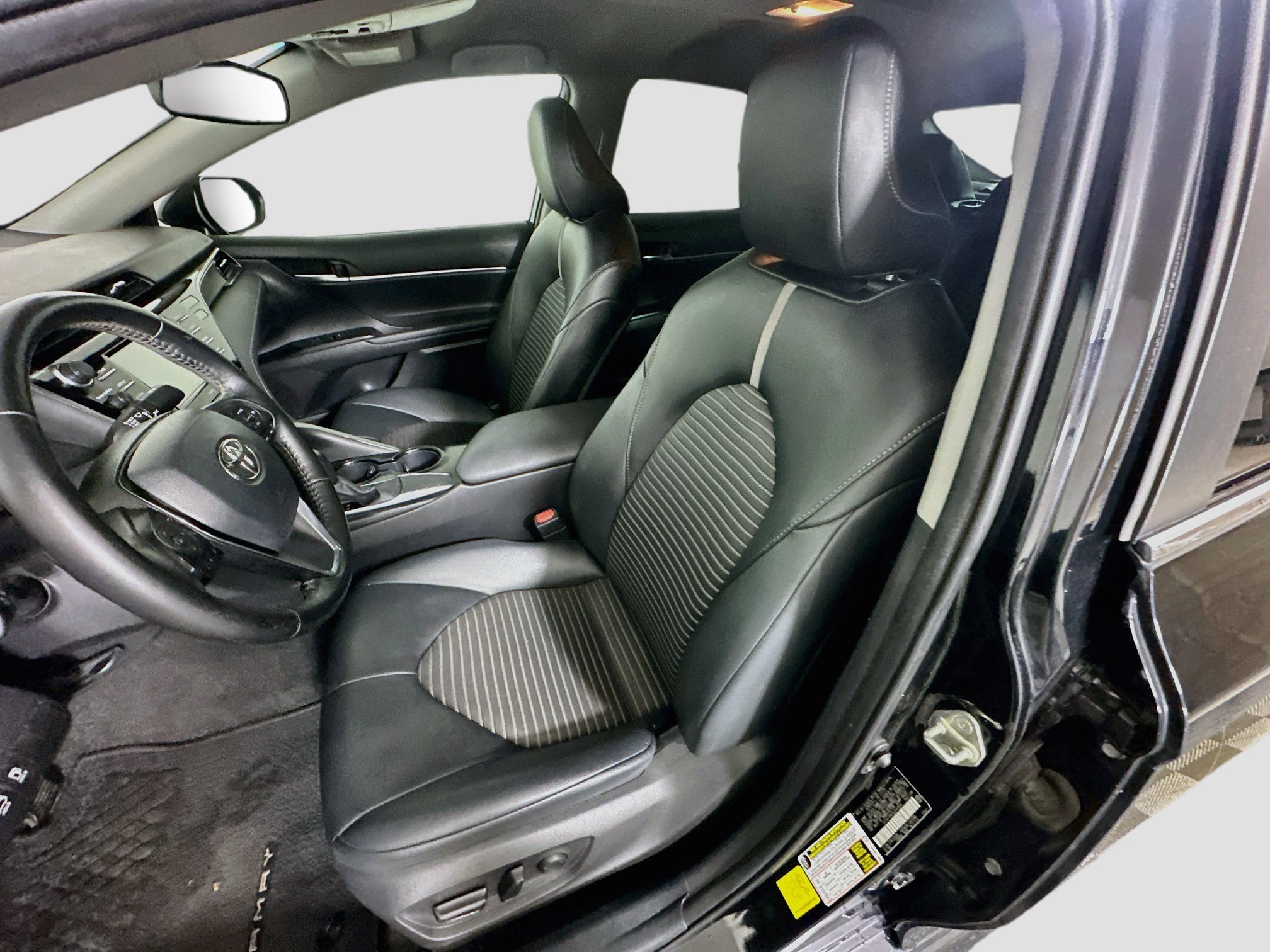 Used 2020 Toyota Camry SE w/ Carpet Mat Package FWD image 13