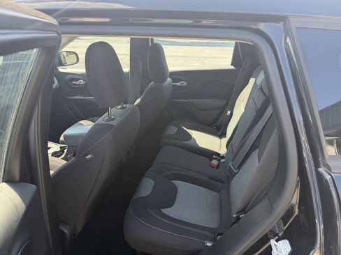 Used 2016 Jeep Cherokee Sport FWD image 9