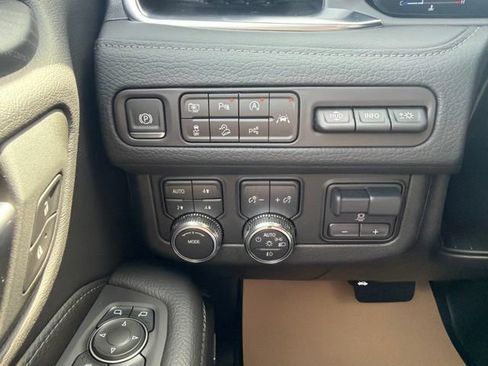 Used 2024 GMC Yukon Denali w/ Advanced Technology Package AWD/4WD image 30