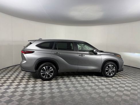 Used 2025 Toyota Highlander XLE FWD image 6