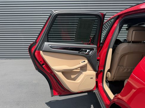 Certified 2024 Porsche Macan AWD/4WD image 25
