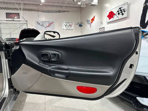 Used 2004 Chevrolet Corvette Coupe w/ Preferred Equipment Group RWD image 16