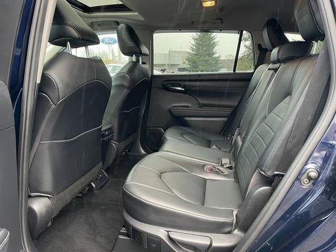 Used 2020 Toyota Highlander XLE image 17