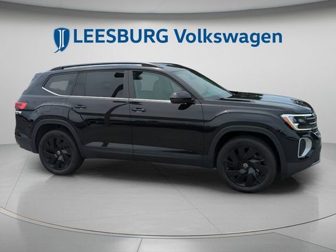 Certified 2025 Volkswagen Atlas SE w/ Black Wheel Package AWD/4WD image 2