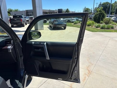 Used 2022 Toyota 4Runner Limited AWD/4WD image 33