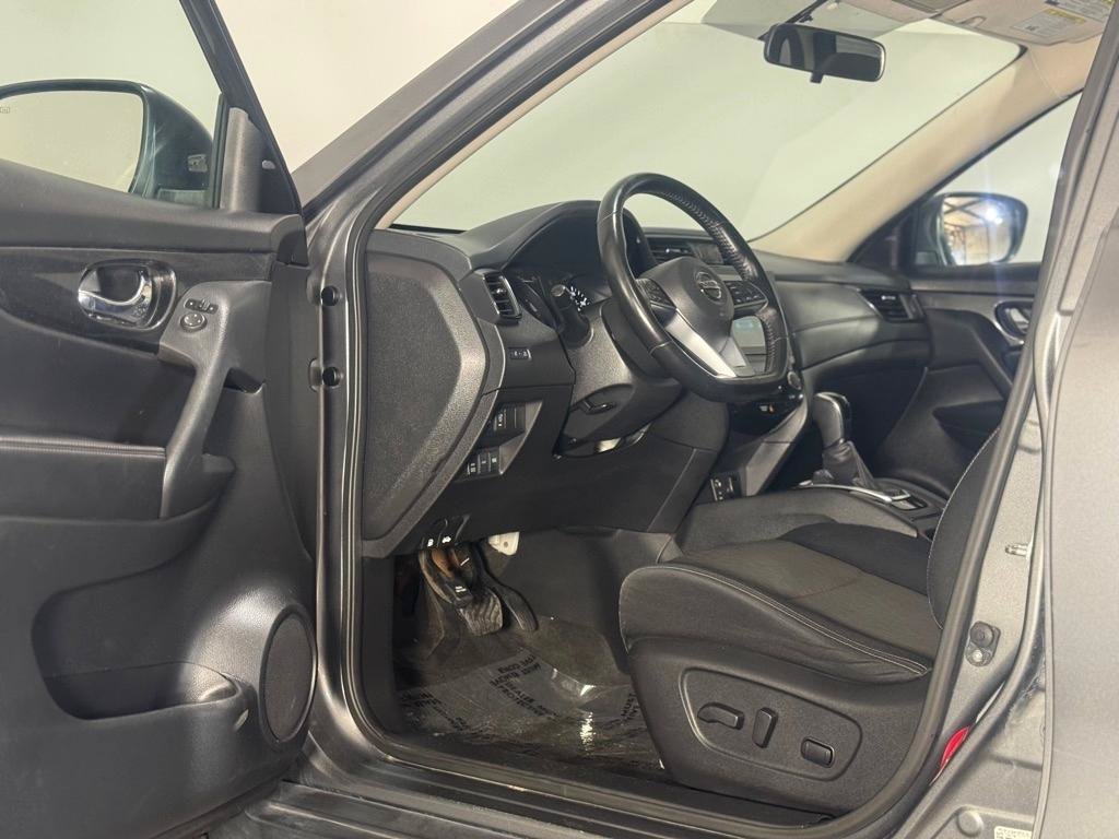 Used 2017 Nissan Rogue SV AWD/4WD image 11