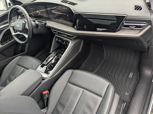 Used 2025 Audi Q5 Premium w/ Convenience Package image 23