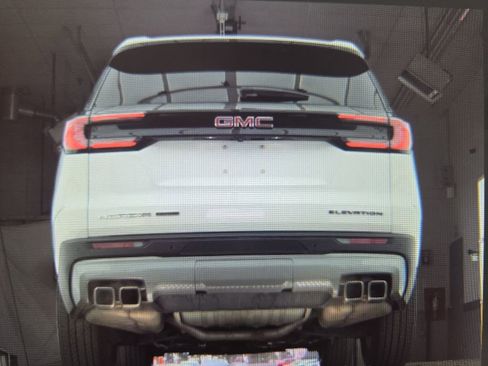 Used 2025 GMC Acadia Elevation AWD/4WD image 17