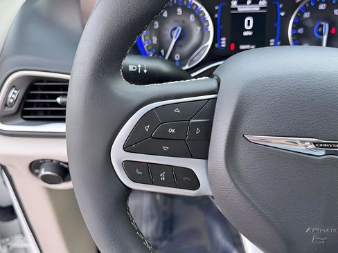 Used 2023 Chrysler Voyager LX image 15