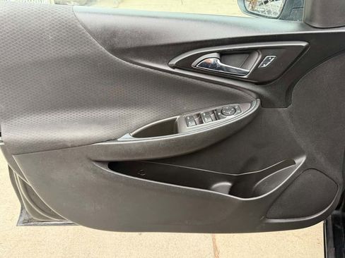 Used 2017 Chevrolet Malibu LT image 9