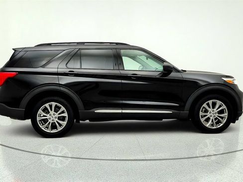 Used 2020 Ford Explorer XLT w/ Equipment Group 202A AWD/4WD image 4
