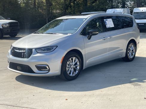 Used 2026 Chrysler Pacifica Limited FWD image 4