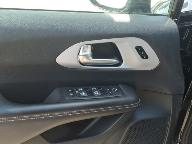 Used 2025 Chrysler Pacifica Limited FWD image 10