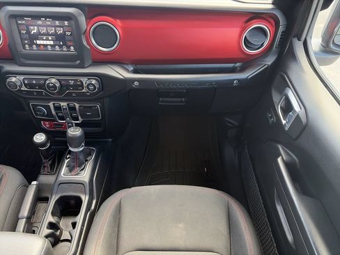 Used 2021 Jeep Wrangler Unlimited Rubicon w/ Cold Weather Group AWD/4WD image 17