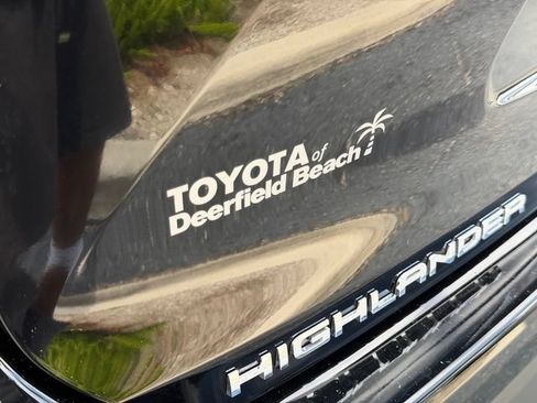 Used 2024 Toyota Highlander LE FWD image 16
