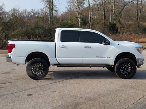 Used 2018 Nissan Titan SV image 6