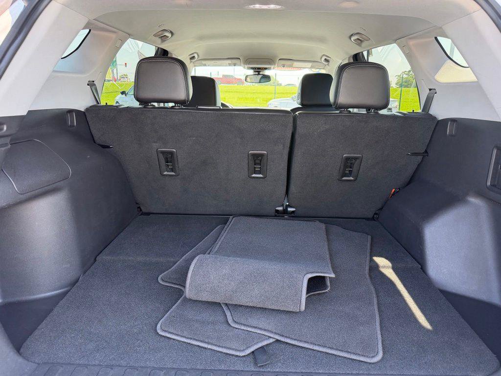 Used 2023 GMC Terrain SLT AWD/4WD image 16