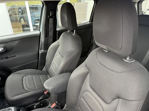 Used 2018 Jeep Renegade Latitude FWD image 11